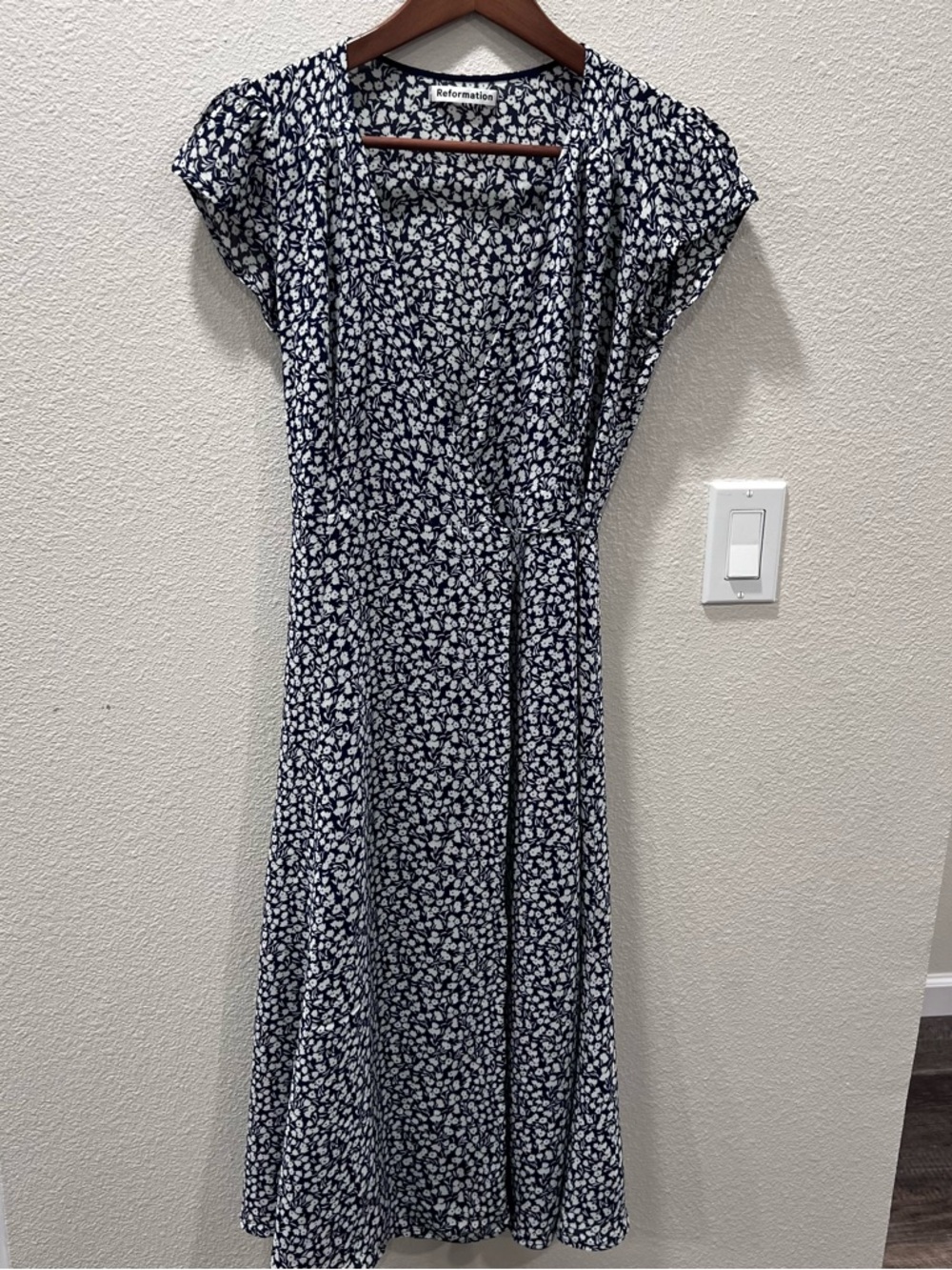 Reformation Women's Navy White Floral Midi Short Sleeve V-Neck Wrap Dress Small